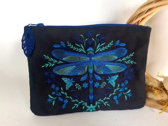 Trousse plate brodée - libellule bleue