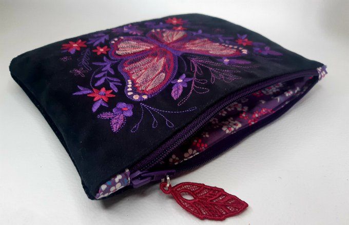 Trousse plate brodée - papillon violet