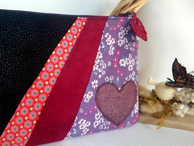Trousse plate brodée - papillon violet