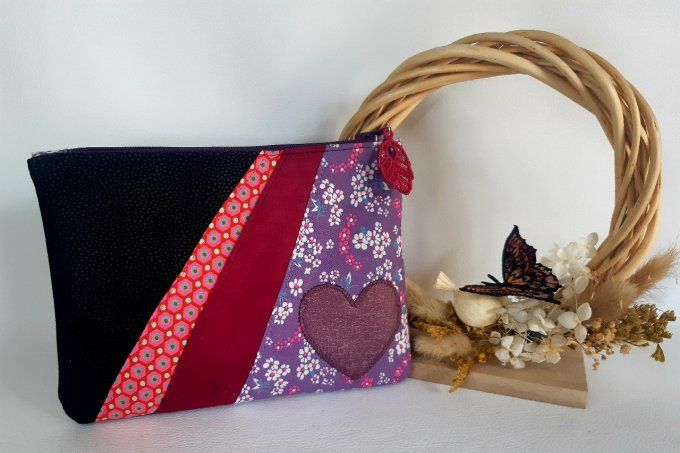 Trousse plate brodée - papillon violet
