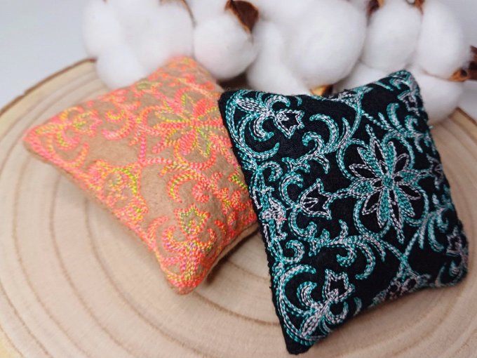 Coussin à épingle - multicolore fluo