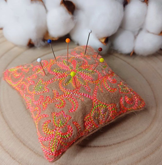 Coussin à épingle - multicolore fluo