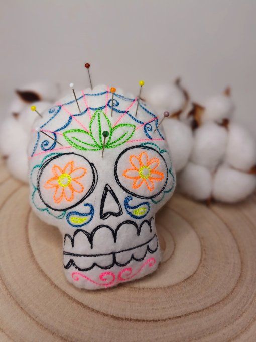 Coussin à épingle - tête de mort