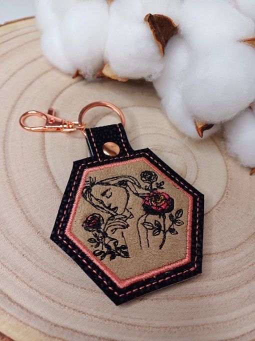 Porte-clé hexagonal - femme aux roses