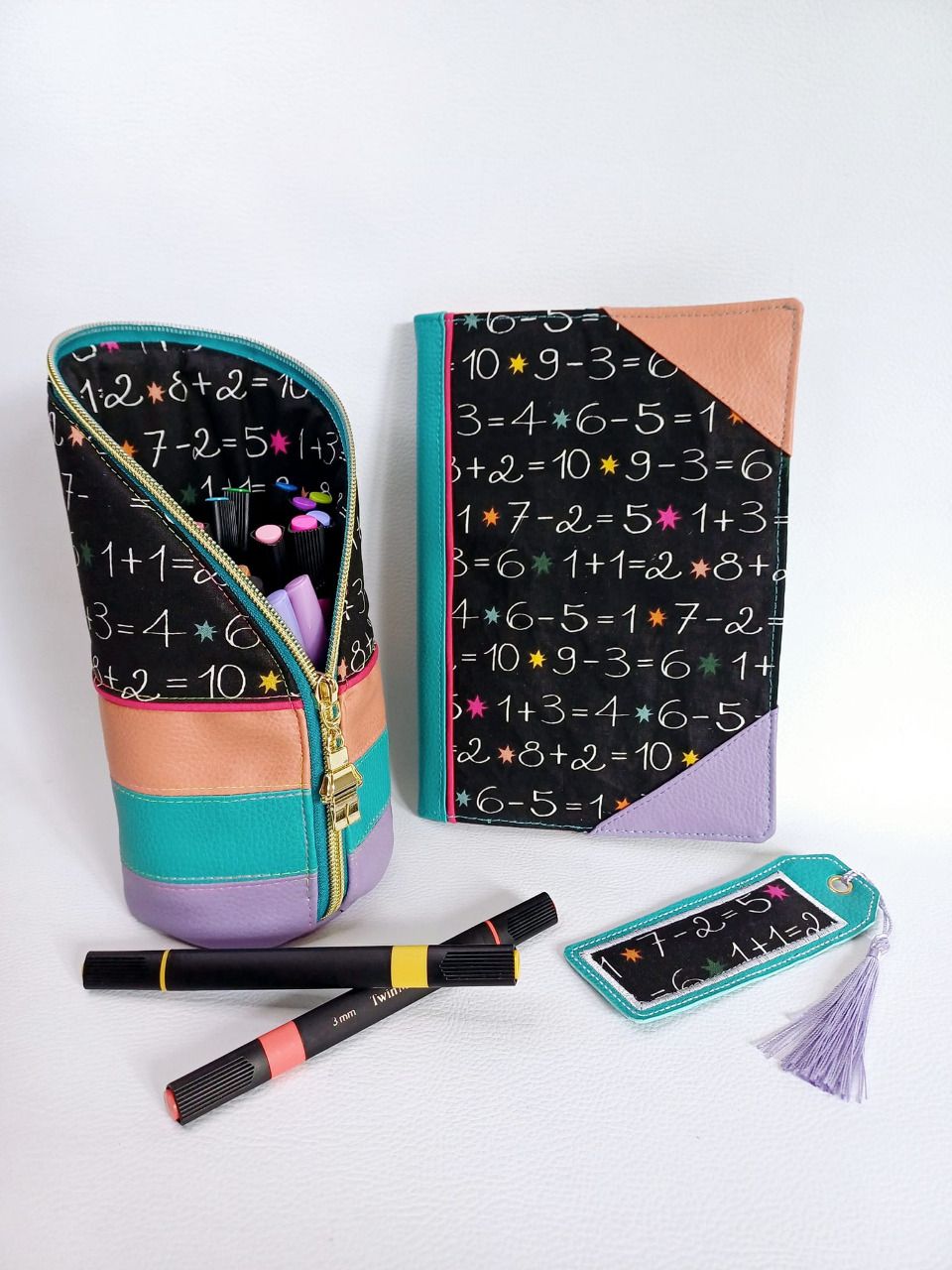 Ensemble  de protège carnet, pot à crayons et marque page assortis - motif chiffres