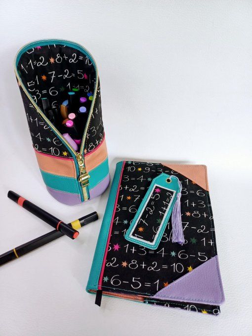 Ensemble  de protège carnet, pot à crayons et marque page assortis - motif chiffres