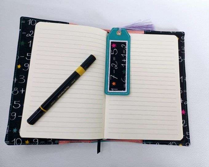 Ensemble  de protège carnet, pot à crayons et marque page assortis - motif chiffres